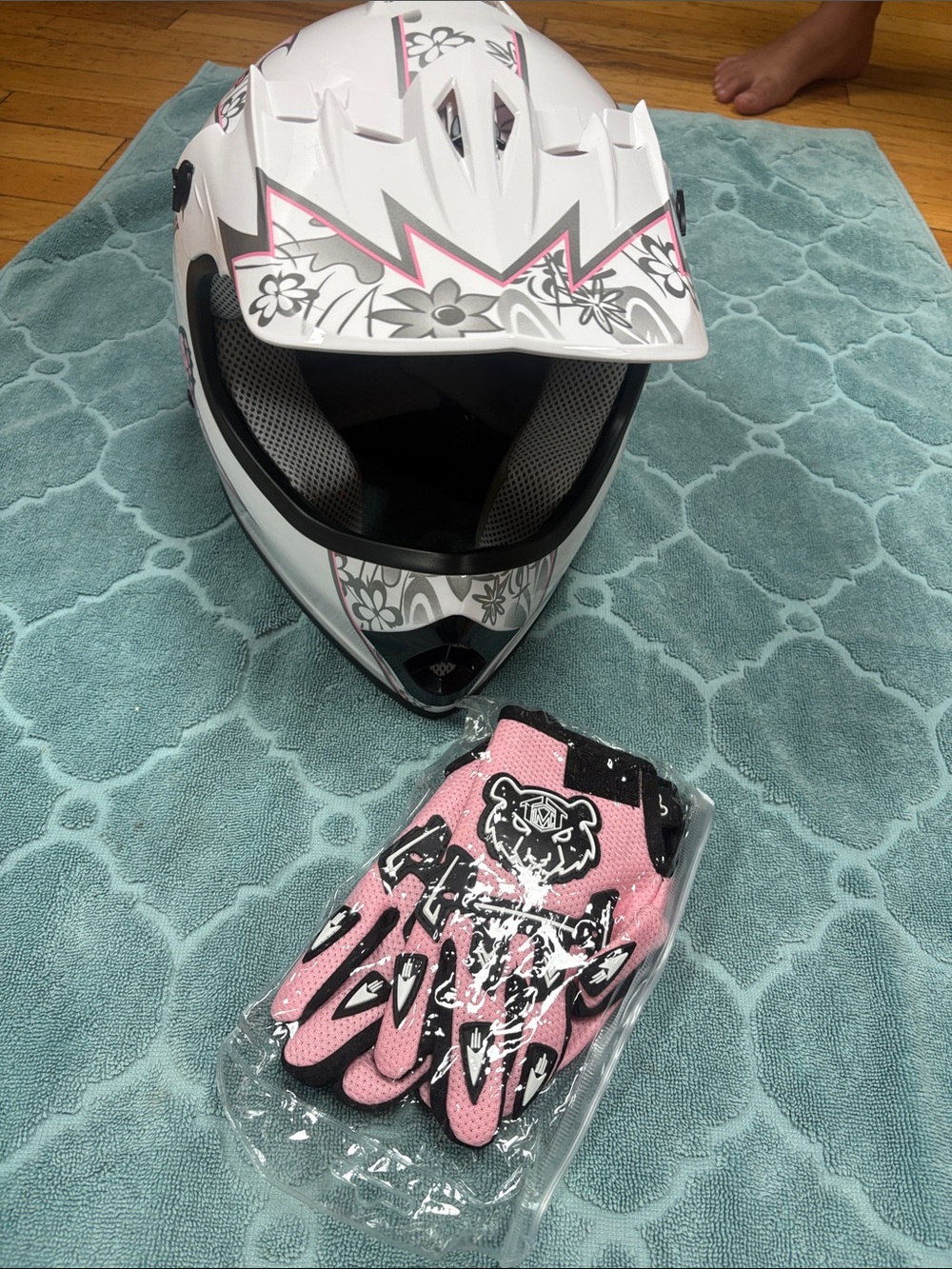 Kids Full-Face Helmet and Pink Floral Gloves Set - White & Pink